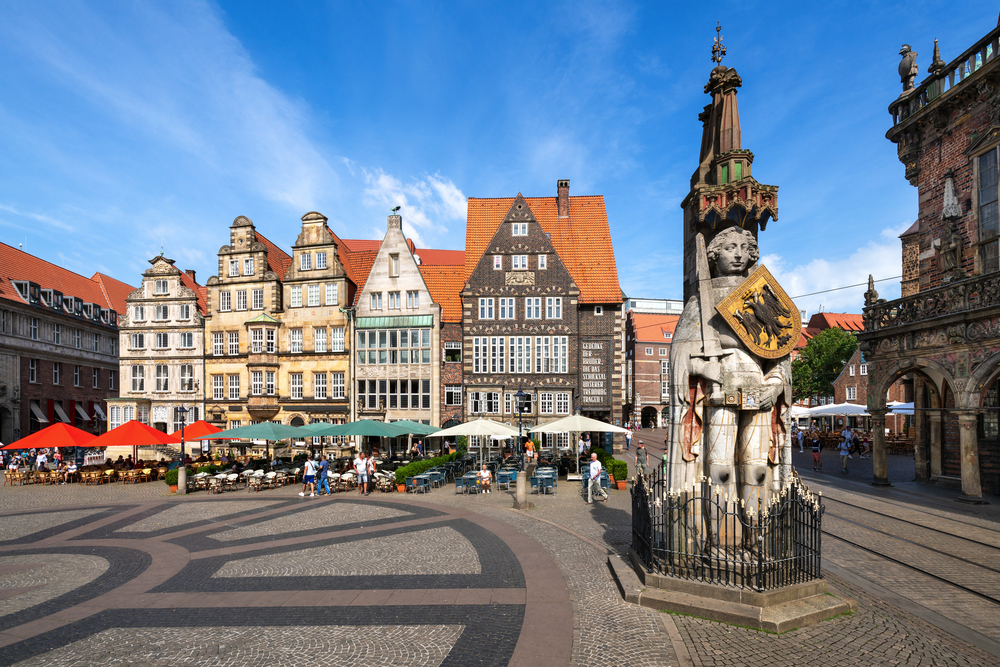 historischer Marktplatz in Bremen mit der Rolandstatue, Deutschland