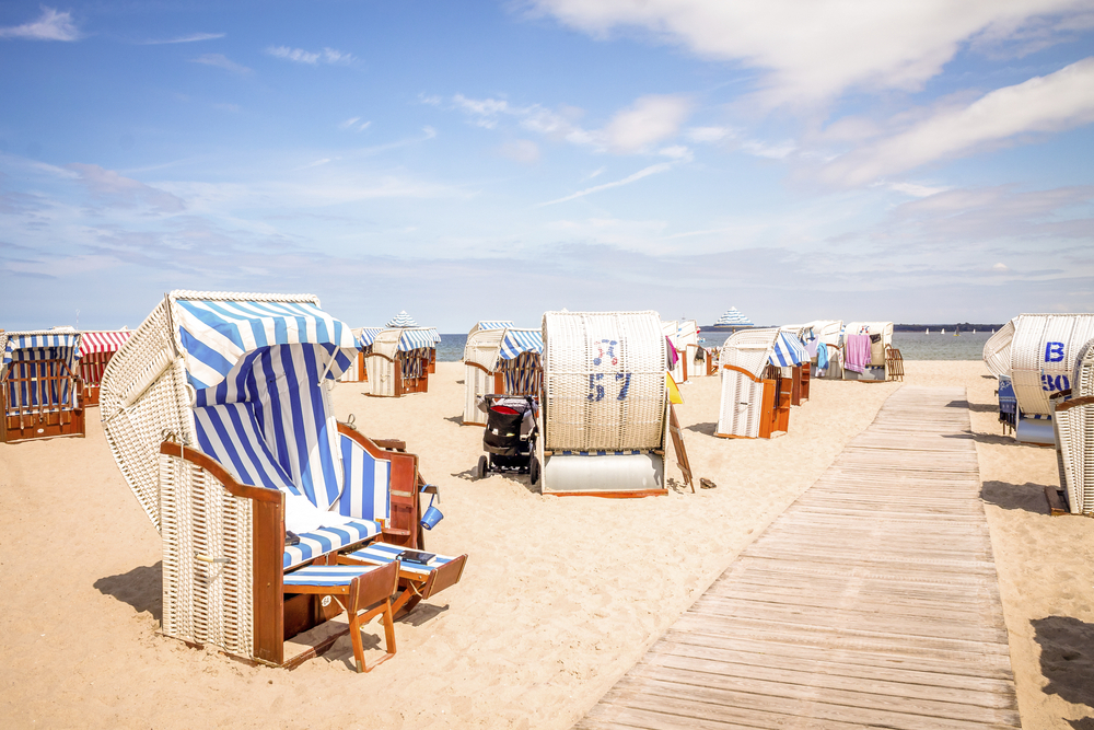 Strand mit Standkörben in Travemünde 
