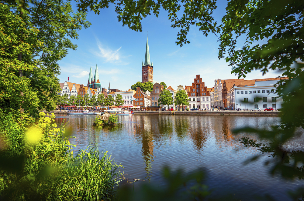 Skyline von Lübeck über einem Fluss