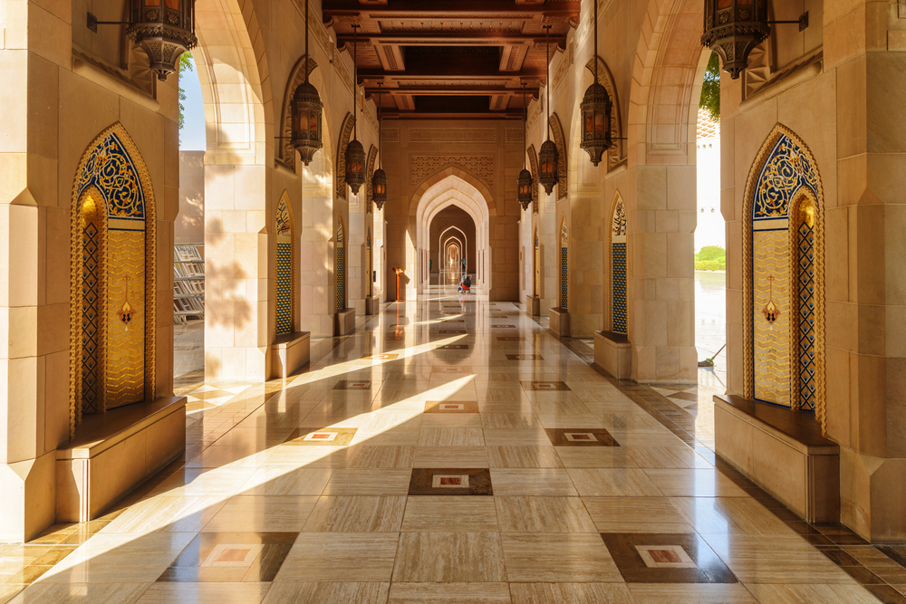 gewölbter Durchgang in der Großen Sultan-Qabus-Moschee