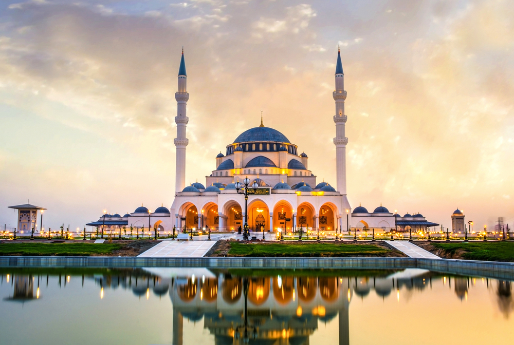 Blick auf die Neue Moschee von Sharjah bei Sonnenuntergang, die größte Moschee in Dubai