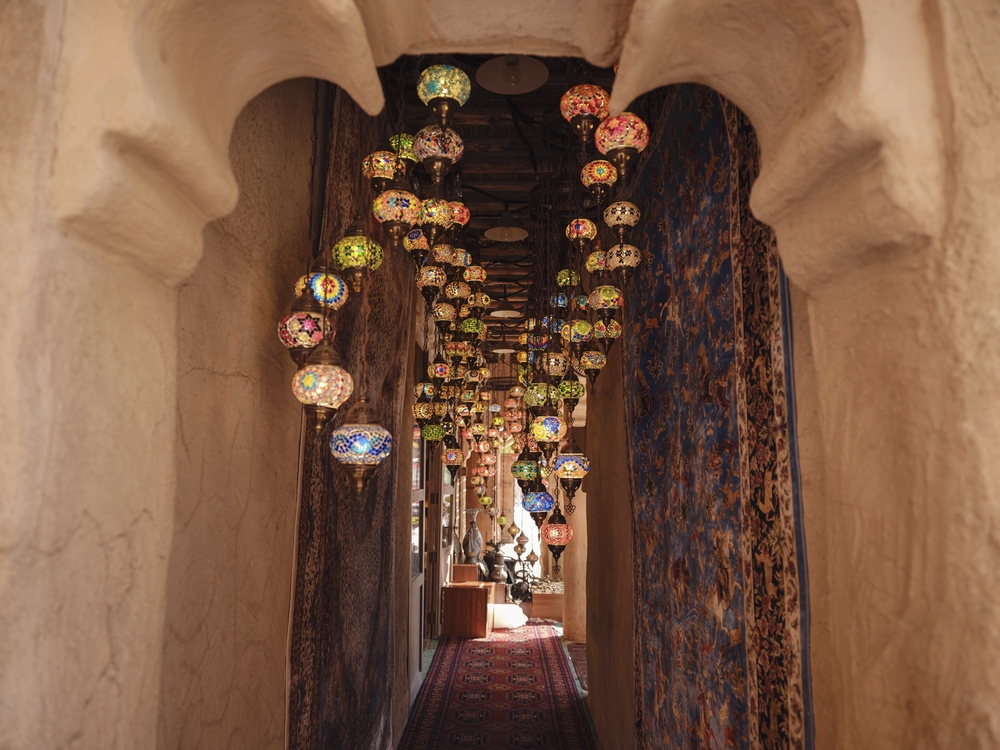 bunte Laternen in einer Gasse im Orient