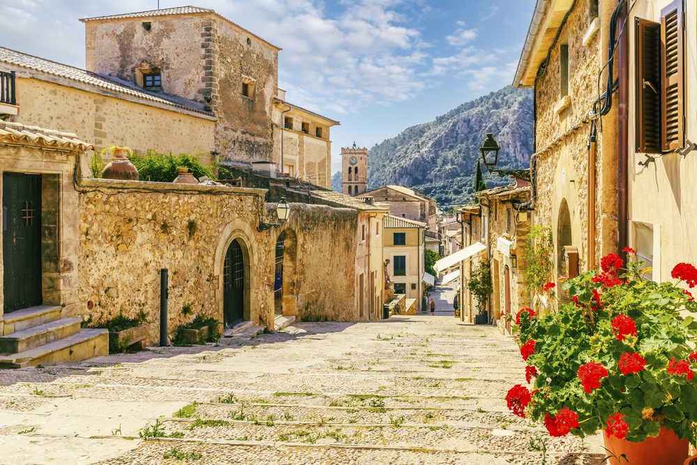 kleine Gasse mit Steinhäusern in Pollenca auf Mallorca