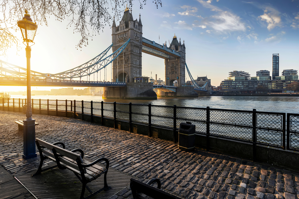 Sonnenaufgang hinter der Tower Bridge in London im Winter