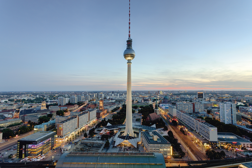 Luftansicht auf den Fernsehturm in Berlin bei Dämmerung