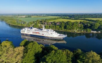 Außenansicht der MS Hamburg im Hamburg-Kiel-Kanal
