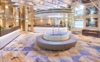 Lobby der MS Hamburg