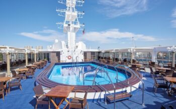 Pooldeck auf der MS Hamburg