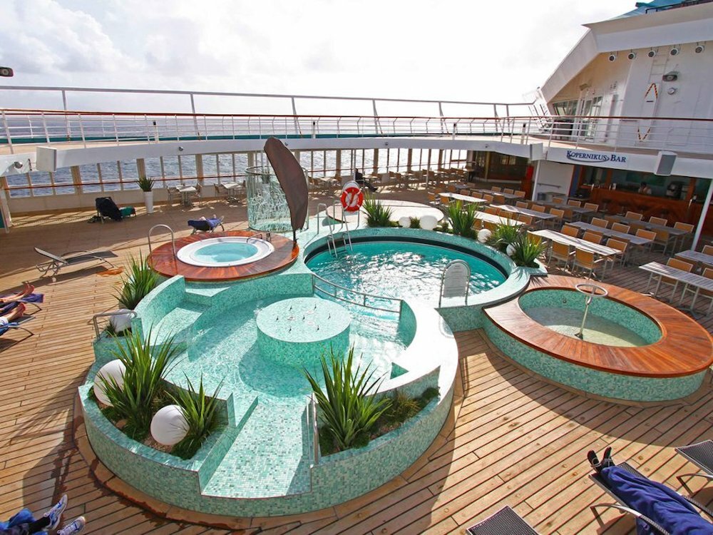 MS Artania Phoenix whirlpool